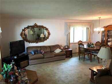 L-shaped living/dining room,