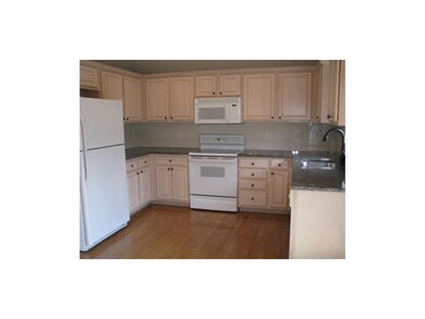 Large Kitchen w/Tons of Cabinets