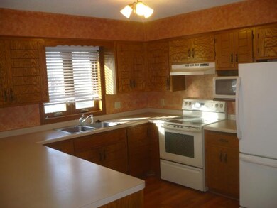Well Appointed Kitchen w/breakfast bar