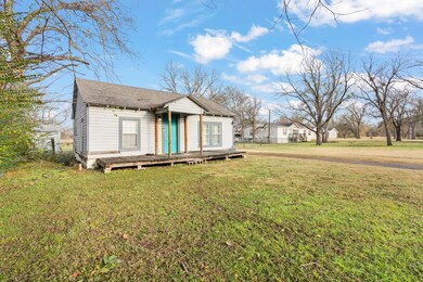 1123 Alvarado St, Cleburne, TX 76031 - photo 3