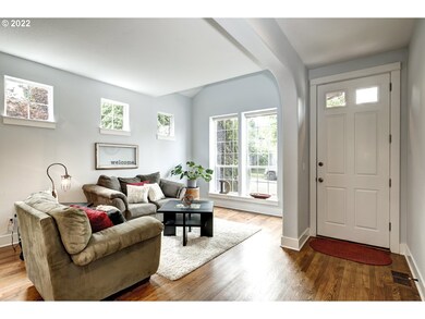 Living Room/Entrance