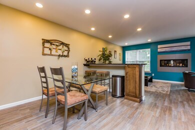 Dining Area with Brekfast Bar