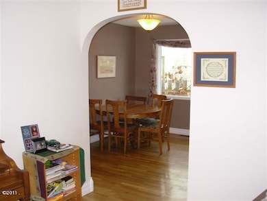 Living room to dining area