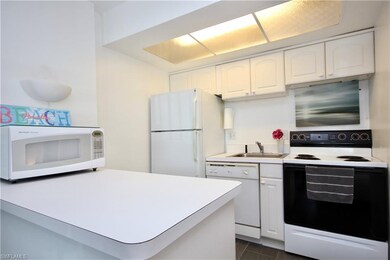Kitchen with breakfast bar