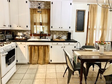 Dine in kitchen