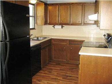 All kitchen appliances remain with home.