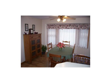 Large Dining Area w/Bay Window