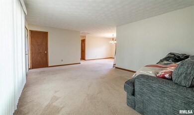 475 Mayfair Dr, Lincoln, IL 62656 - photo 5