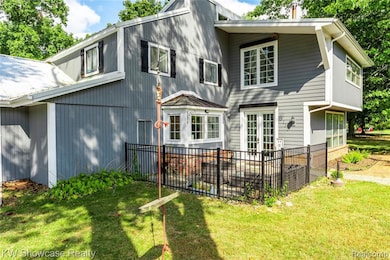 3115 Westacres Dr, West Bloomfield, MI 48324 - photo 2