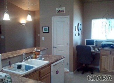Open floor plan from the entry way in to the Kitch