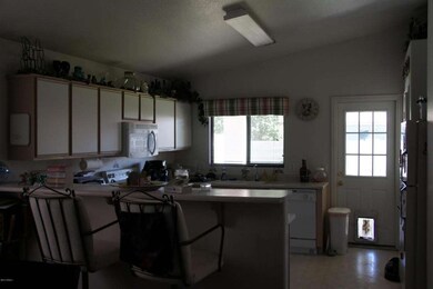 DSC07080-kitchen to back yard