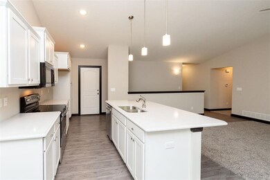 1924 Shady Grove Rd SW, Cedar Rapids, IA 52404 - photo 3