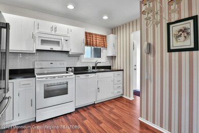 39 Eastport Ct Red Bank NJ-large-018-020