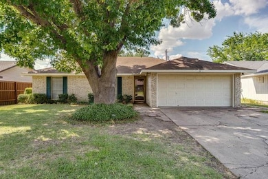 810 Phillips Dr, Ennis, TX 75119 - photo 2