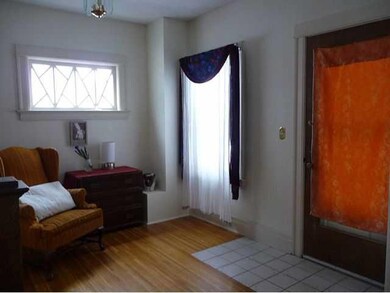 Foyer THE INVITING FOYER HAS THE SEMBLANCE OF AN O