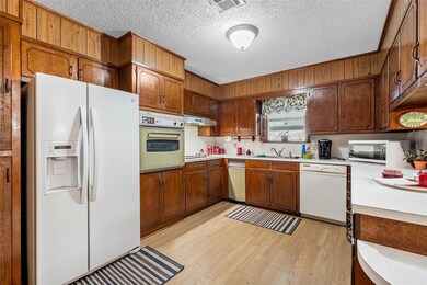 922 S Avenue M, Clifton, TX 76634 - photo 4