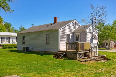 911 E 8th St S, Newton, IA 50208 - photo 7