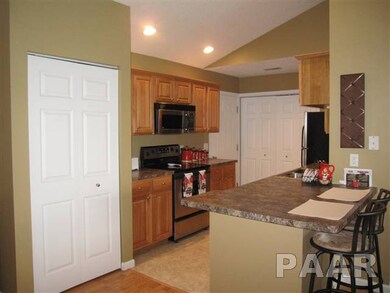 4589 N Thornhill Dr unit 206B, Peoria, IL 61615 - photo 6