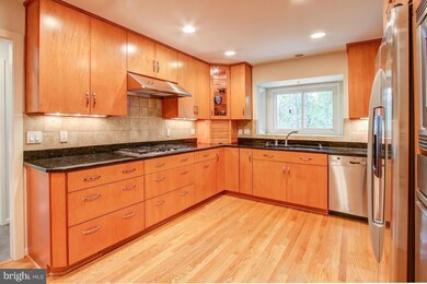 11105 Glade Dr, Reston, VA 20191 - photo 4