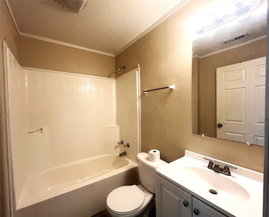 Bathroom w/tub & showercombo