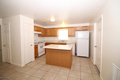 Angela Ave829 Unit B-Kitchen-IMG_6115