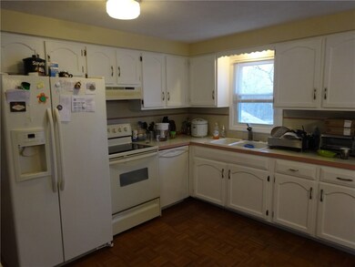 1 Pleasant View Cir, Greenville, RI 02828 - photo 3