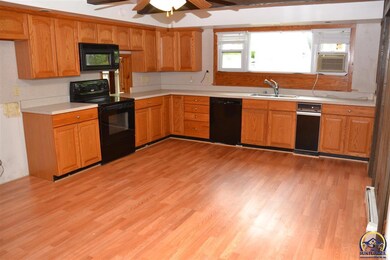 601 Maple St, Overbrook, KS 66524 - photo 2