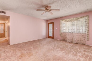 EMPTY LIVING ROOM