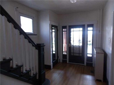 Entry/Foyer.
