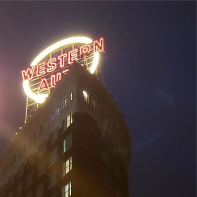 2107 Grand Ave unit 605, Kansas City, MO 64108 - photo 5