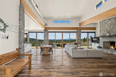 Enjoy amazing veiws the second you walk in the front door.