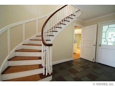 Foyer Beautiful curved staircase