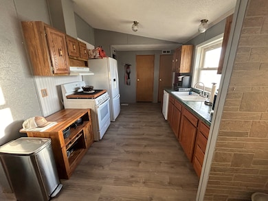 630 Cherokee Dr, Colby, KS 67701 - photo 5