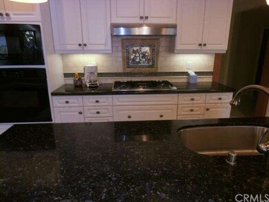 DACOR five burner cook top with travertine backspl
