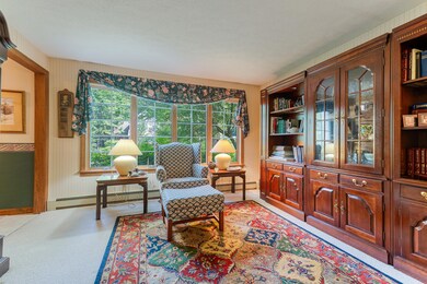 Livingroom/ Library