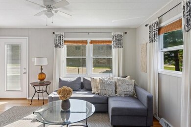04_127NBerrien_165_LivingRoom_LowRes
