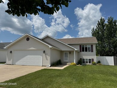 3810 Pendleton Dr, Grand Forks, ND 58201 - photo 2