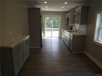 Kitchen/dining combo