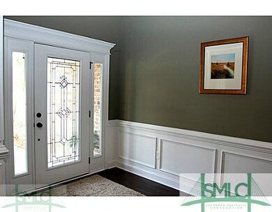 Den/Family/Great Room. Inviting, Decorative Glass 