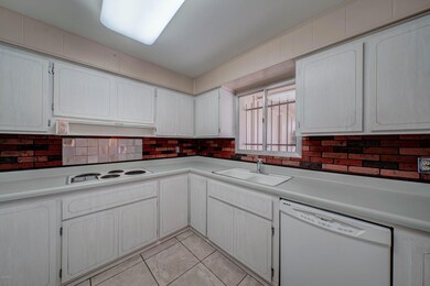 3308 N 80th Ln-8