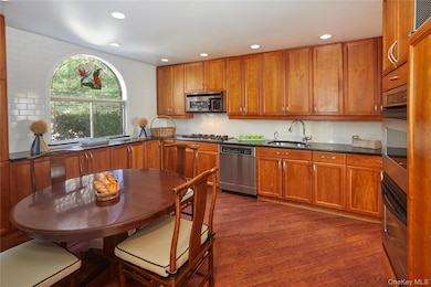 4425 Douglas Ave unit TH3, Bronx, NY 10471 - photo 7