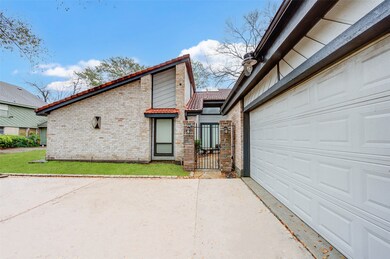 5607 Moss Glenn Ln, Houston, TX 77088 - photo 2