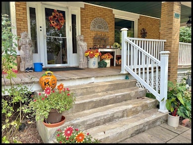 Such a welcoming frong porch!