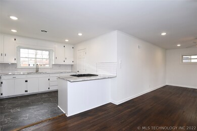 Now we pan left toward the front of the home, look