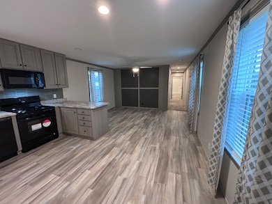 282 Cambridge Dr unit 282, Windsor Charter Township, MI 48821 - photo 4