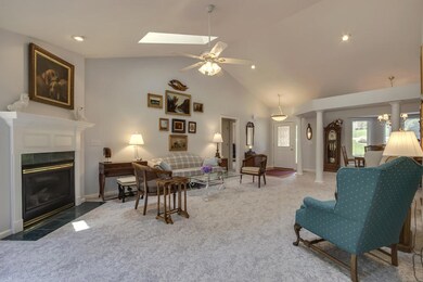 04_111_Kenosha Lane_Living02