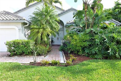 Welcome Home! Paved driveway and walkway- 3 car ga