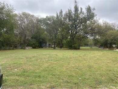 430 Sabine Ave, Cleburne, TX 76031 - photo 2