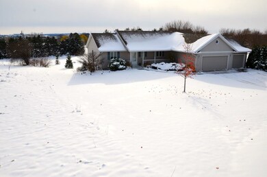 8018 N Ridge Ct, Evansville, WI 53536 - photo 2