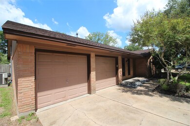 327 Hurstgreen Ln, Alvin, TX 77511 - photo 2